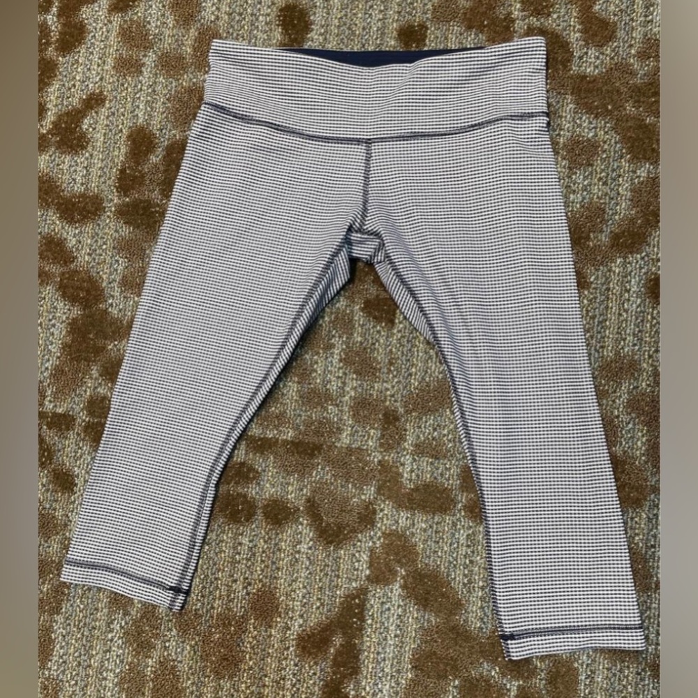 Women’s size 10 lululemon 20” cropped Wunder Unders (gingham blue/white)